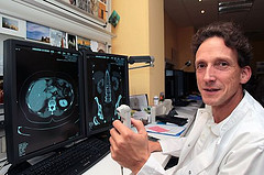 Chefarzt der Klinik für Radiologie und Interventionsradiologie, Dr. med. Albrecht Bormann, ist der erste Facharzt für Radiologie mit Schwerpunktanerkennung Neuroradiologie im Altenburger Land. (Foto: Klinikum Altenburger Land)