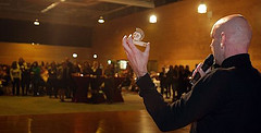Dr. Lutz Blase mit dem Golden Helix Award während der Ansprache zum Klinikumsfest 2012 (Foto: J.P.Taubert)