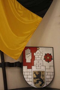 Wappen und Flagge mit den Farben der Stadt Altenburg (Foto: der uNi)