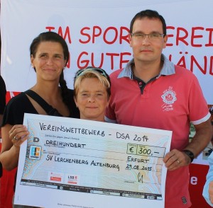 Preisträger im Vereinswettbewerb 2014 geehrt -  v.l.n.r.: Sina Lehmann, Katrin Heiner-Suhr und Torsten Rist (Foto: SV Lerchenberg)