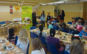 Übergabe des Gewinnerfotos vom Projekttag als Start ins gesunde Frühstück in der Wilhelm-Busch-Schule, (Foto: Theresia Krieger/ Verlagsgruppe Kamprad)