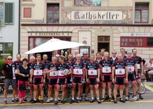 Nach mehr als 900 Kilometern im Sattel stellten sich die Altenburger Radfahrer vor dem Oltener Rathskeller zum Erinnerungsfoto auf.  (Foto: C. Bettels)