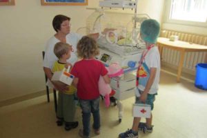 Schwester Sigrid Simon von der Mutter-Kind-Station erklärt den Brutkasten für Frühchen (Foto: Ilka Schiwek)
