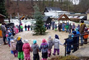 Mit dem Lied „Oh Tannenbaum“ nahmen die Kinder Abschied vom ausgedienten Weihnachtsbaum (Foto: Karolin Vohs)
