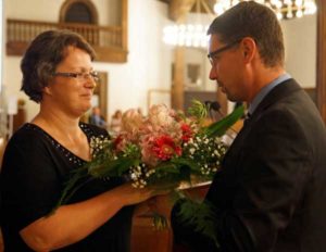 Oberbürgermeister André Neumann dankte Kristin Moos für die geleistete Arbeit. (Foto: Ronny Seifarth)