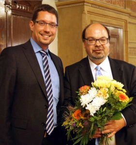 Froh über das klare Wahlergebnis: Oberbürgermeister André Neumann (links) und der neue Bürgermeister Frank Rosenfeld. (Foto: Ronny Seifarth)