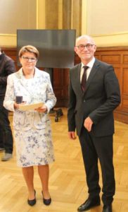 Überreichung der Medaille „Dank und Anerkennung“ des Landkreises Altenburger Land durch Landrat Uwe Melzer an Elke Hörügel. (Foto: Landratsamt)