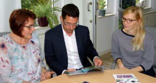 Nadine Körner (links) und Josepha Schmid vom Ambulanten Hospizdienst der Malteser zeigten Oberbürgermeister André Neumann Kinderbücher, die die Themen Tod und Sterben behandeln. (Foto: C. Bettels)