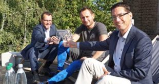 Tino Scharschmidt (links), Nick Sense und Oberbürgermeister André Neumann sitzen auf der künftigen Sonnenterrasse. (Foto: Ronny Seifarth)