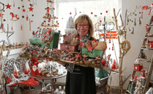 Monika Schulz-Mandel präsentiert Weihnachtliches aus Naturmaterialien im Pop-Up-Store (Foto: Ronny Seifarth)