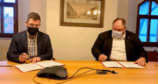 Sven Schrade (links) und Marcel Greunke (rechts) unterzeichnen Zweckvereinbarung (Foto: Stadtverwaltung Schmölln)