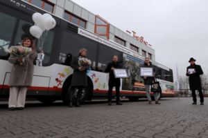 Landrat Uwe Melzer (r.) nimmt den Demokratie-Bus offiziell in Betrieb (Foto: Landratsamt)