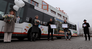 Landrat Uwe Melzer (r.) nimmt den Demokratie-Bus offiziell in Betrieb (Foto: Landratsamt)