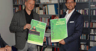 Klaus-Jürgen Kamprad und André Neumann mit Plakaten, die fürs Altenburger Musikfestival werben. (Foto: C. Bettels)