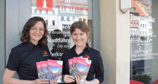 Sandra Adam und Mariana Graichen präsentieren das neue Kultursommer-Magazin(v.l.n.r.) (Foto: Tourismusverband Altenburger Land e.V.)