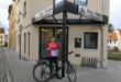 Geschäftsführerin Kathy Träger-Thieme hält stolz das Bett+Bike Zertifikat ihrer Hotel-Pension Treppengasse in den Händen (Foto: Tourismusverband Altenburger Land e.V.)