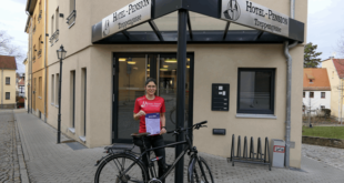 Geschäftsführerin Kathy Träger-Thieme hält stolz das Bett+Bike Zertifikat ihrer Hotel-Pension Treppengasse in den Händen (Foto: Tourismusverband Altenburger Land e.V.)