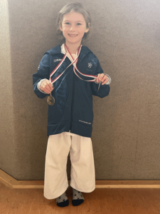 Finja Haun., 4 Jahre alt, gewann in der Disziplin Kata inihrer Altersklasse Gold und Silber und Kumite ebenfalls Gold (Foto: Sakura Meuselwitz)