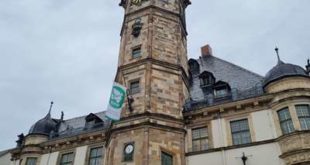 Am Rathaus weht die Flagge der „Mayors for peace“ (Foto: Stadtverwaltung Altenburg)