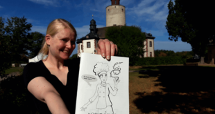 Museumsmitarbeiterin Franziska Huberty mit dem neuen Ferien-Rätsel der Burg Posterstein. (Foto: Museum Burg Posterstein)