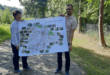 Birgit Seiler und Jens Lindner von der unteren Naturschutzbehörde des Landkreises haben auf einer Karte erfasst, wo überall im Altenburger Land in den zurückliegenden zehn Jahren Teiche saniert wurden. (Foto: Landtratsamt Altenburger Land)