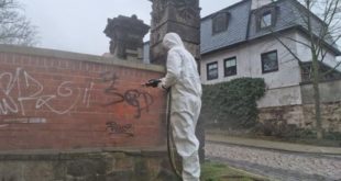 Bei der großflächigen Graffitibeseitigung am Schlossberg, kommt ein Sandstrahler zum Einsatz. (Foto: C. Bettels)