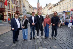 Die LAGA 2032 im Blick (von links): Bürgermeister Frank Rosenfeld, Anika Brede (Greenbox), Oberbürgermeister André Neumann, Markus Pieper (Greenbox), Jana Philippi (Greenbox) und Felix Jakubczyk (Greenbox). (Foto: Franziska Ebert)