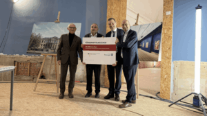 Übergabe des Fördermittelbescheides: Uwe Melzer, Prof. Dr. Steffen Teichert, Dr. Konrad Schmidt-Werthern und Dr. Roland Krischke (v.l.n.r.) (Foto: Lindenau-Museum)