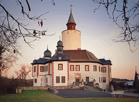 Burg Posterstein im Dezember 2025 mit saniertem Bergfried. (Foto: Burg Posterstein)