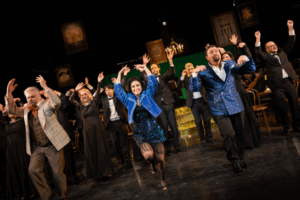 „Komm mit nach Varasdin“_Vordergrund v. l. n. r. Johannes Beck (Bariton), Nataliia Ulasevyc (Sopran; Gast), Johannes Pietzonka (Tenor), Hintergrund Opernchor des Theaters Altenburg Gera (Foto: Ronny Ristok)