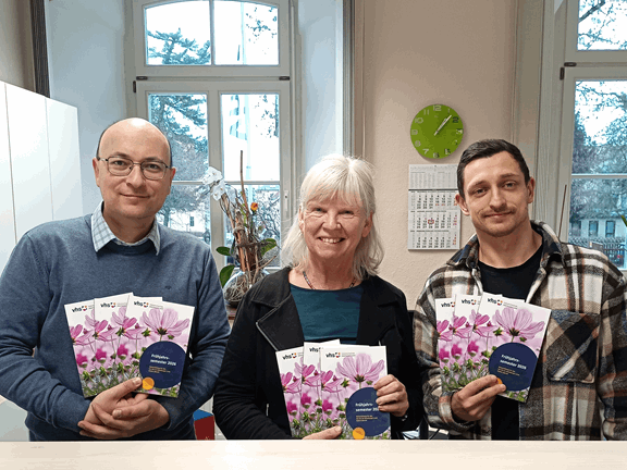 VHS-Leiterin Gudrun Pfeiffer (Mitte) und ihre Mitarbeiter Dr. Michael Hein (links) und Kilian Kraus (rechts) präsentieren das Programmheft für das Frühjahrssemester. (Foto: Peggy Eidner)