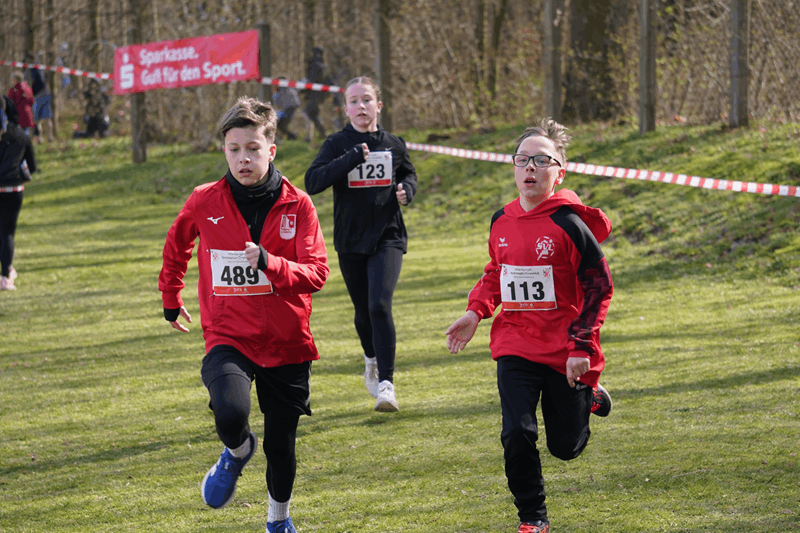 2 km – Lauf (AK 13): v.l. Bruno Sojka, Jette Haubner und Lennert Franke (Foto: Thomas Jäschke)