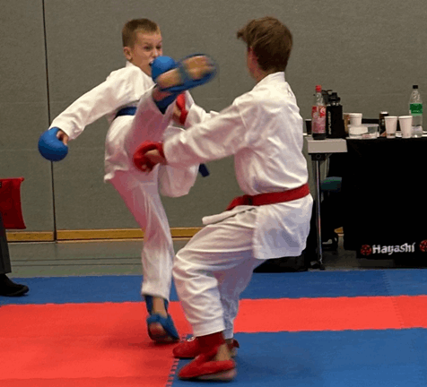 Colin Köhler (blau) vom SKD Sakura Meuselwitz punktet beim U16-Randori in der Kumite-Disziplin und sichert sich am Ende die Silbermedaille. (Foto: Sakura Meuselwitz)