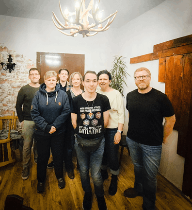 Der Vorstand des SPD Ortsvereins Schmölln Gößnitz zeigt sich geschlossen und engagiert. Hintere Reihe von links nach rechts: Sven Schrade, Christin Kühn, Jonas Kießhauer und Stephanie Wendt. Vordere Reihe von links nach rechts: Jan Stiebritz, Angela Schubert und Frank Rauschenbach. (Foto: SPD Schmölln/Gößnitz)