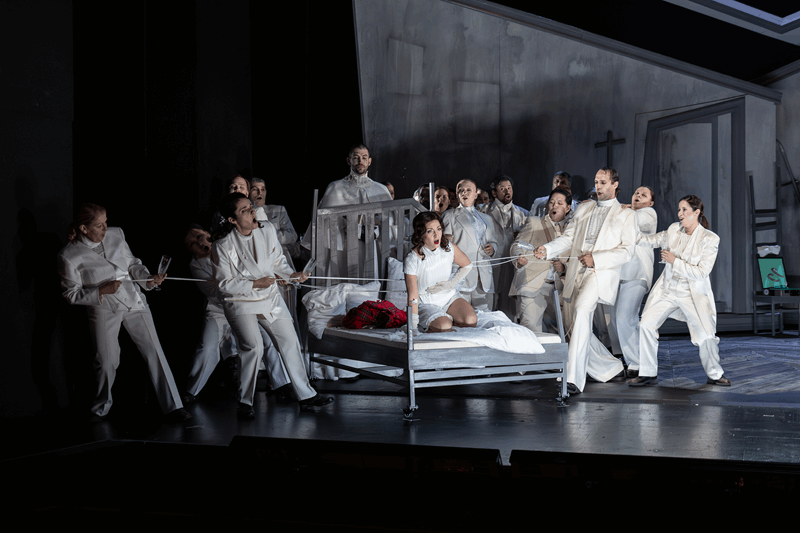 Lucia di Lammermoor_Mitte Julia Gromball als Lucia mit Opernchor (Foto: Ronny Ristok)