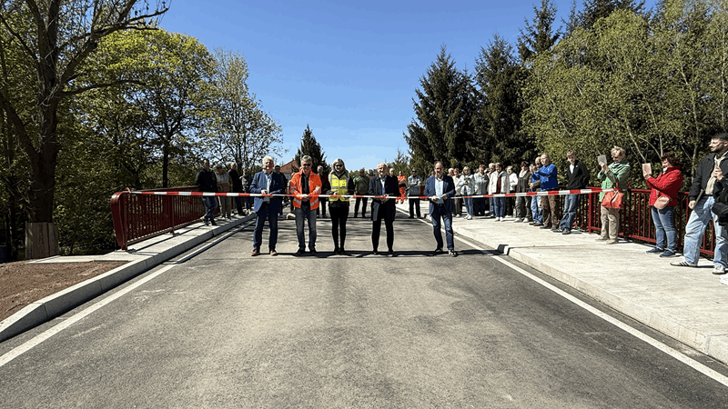 v.l.n.r.: Fachbereichsleiter Bernd Wenzlau, Bauleiter von VSTR Frithjof Samelke, Anastasiia Neumann aus dem Fachdienst Straßenbau, Landrat Uwe Melzer und Bürgermeister Hendrik Läbe (Foto: Landratsamt)