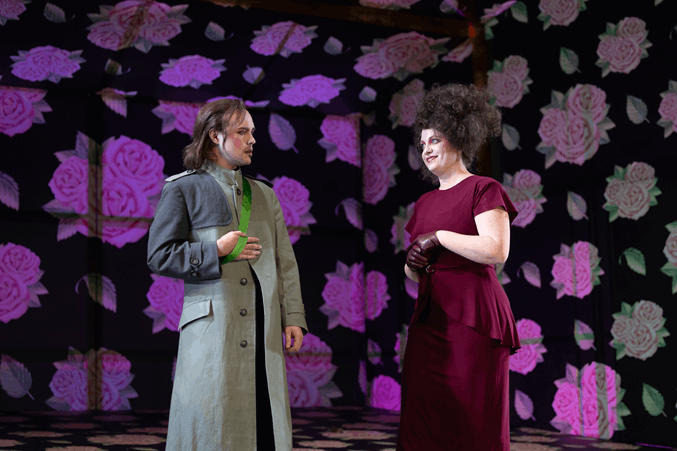 „Minna von Barnhelm“_Schauspieler Valentino Fortuzzi als Major von Tellheim und Schauspielerin Michaela Dazian als Minna von Barnhelm (Foto: Ronny Ristok)