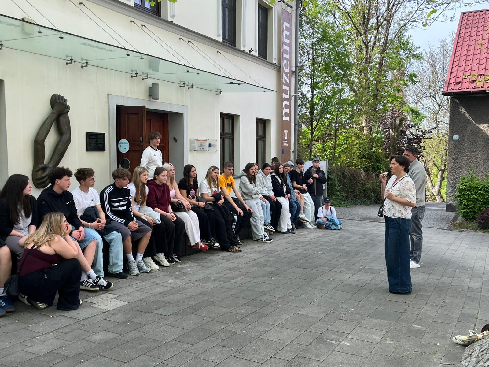 Die Schülerinnen und Schüler der 9.Klasse in der Gedenkstätte Auschwitz (Foto: R.Fenk / Privat)