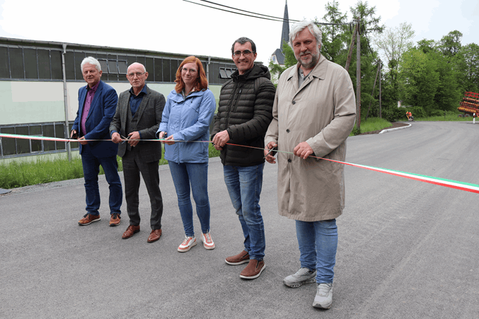 Straßenfreigabe in Wettelswalde. V.l.n.r. Bernd Wenzlau, Leiter des Fachbereiches Bildung und Infrastruktur im Landratsamt, Landrat Uwe Melzer, Luisa Jacob vom Fachdienst Straßenbau des Landratsamtes, Falk Hesselbarth, HELI Transport und Service GmbH Schmölln sowie Hendrik Bachmann, Planungsbüro AiB Schmölln. (Foto: Landratsamt)