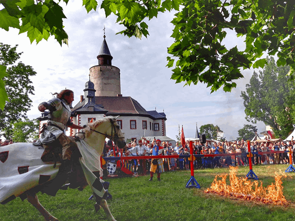 Der Höhepunkt des Mittelalterspektakels sind die Ritterturniere mit „Wenzels Ritterschaft“ (Foto: Burg Posterstein)