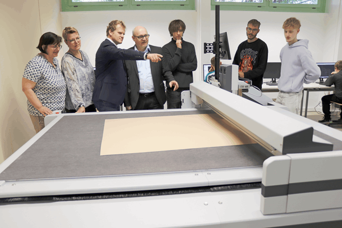 Freuen sich über den neuen Schneidplotter: v.l.n.r. Annett Franke (Fachbereichsleiterin Papierverarbeitung), Tilly Tschischgale (Fachlehrerin CAD Konstruktion), Christopher Wegner (Fachbereichsleiter Papiererzeugung), Christian Schrödter (Vorsitzender Förderverein P2V-Zentrum Altenburg e.V.) sowie die Berufsschüler Tom Fischer, Devin Hartmann und Leon Clasen. (Foto: Landratsamt)