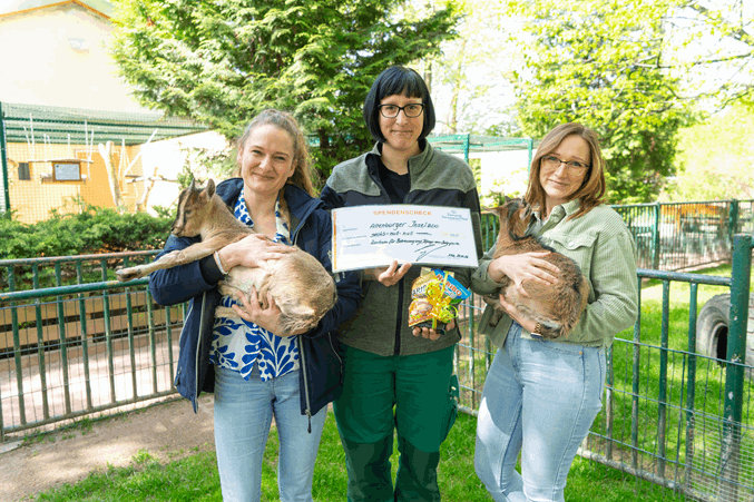 Spendenübergabe im Inselzoo (von links): Luca Theresia Jahn, Einrichtungsleitung vom Zentrum für Betreuung und Pflege am Jahnpark, Bianca Ebeler, Leiterin des Zoos und Lisa Lindner, Verwaltungsmitarbeiterin Zentrum für Betreuung und Pflege am Jahnpark. (Foto: Franziska Ebert)