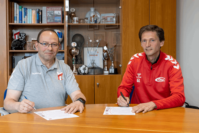 Die Vertragsverlängerung mit Cheftrainer Georg-Martin Leopold (rechts im Bild) wurde zusammen mit dem Präsidenten des ZFC, Hubert Wolf unterzeichnet. (Foto: Verein)