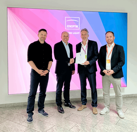 Von links: Eric Scheel (Koordinator Betriebliches Gesundheitsmanagement/HR, AOK PLUS), Olaf Drillisch-Saathoff (Vice President Global HR, Jenoptik), Igor Kästel (Leiter des Regio-nalcenters Jena/Gera/Weimar, AOK PLUS), Sebastian Weber (Key Account Manager, AOK PLUS) (Foto: © Jenoptik)