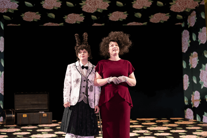 „Minna von Barnhelm“ v. l. n. r. Schauspielerin Leah Eleonora Geber als Franciska, Schauspielerin Michaela Dazian als Minna von Barnhelm (Foto: Ronny Ristok)