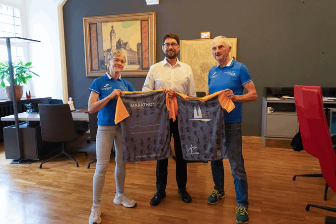 Skadi Schädlich (links) und Helmut Nitschke überreichten Oberbürgermeister André Neumann das Event-Shirt. (Foto: Franziska Ebert)