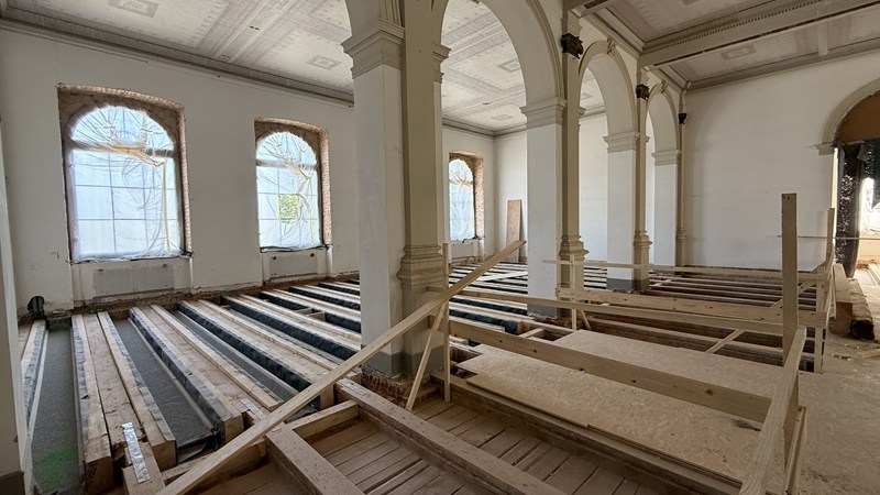 Die Arbeiten an den Deckenbalken. (Foto: Landratsamt)