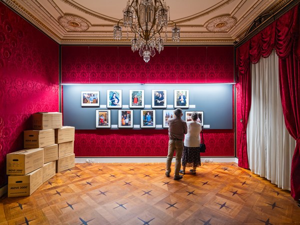 Ausstellungsansicht „Koffer, Kutschen und Kartons – 200 Jahre Ankommen in Altenburg“, Schlossmuseum Altenburg, 2026, (Foto: Philipp Hort)