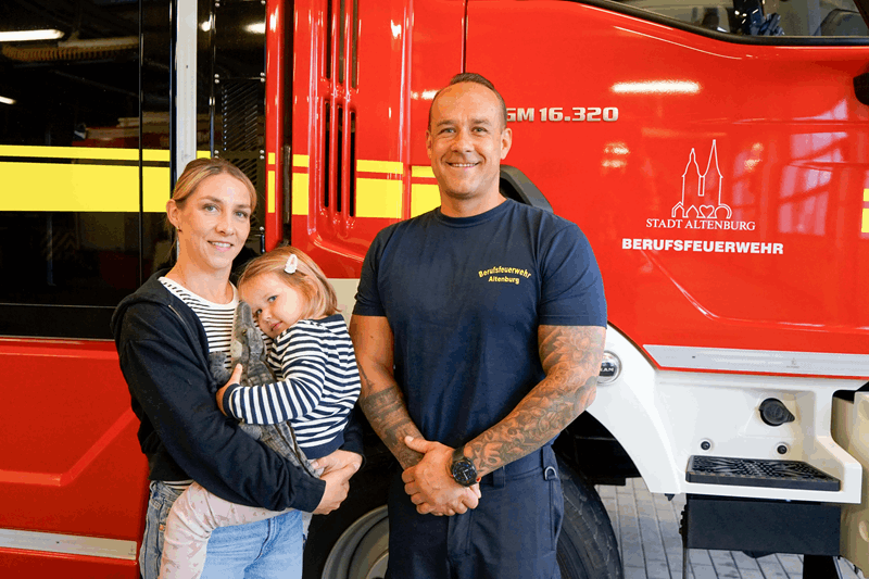 Kerstin Prößdorf mit Cleo holten sich das Plüschtier bei Feuerwehrmann Patrick Birr ab. (Foto: Franziska Ebert)