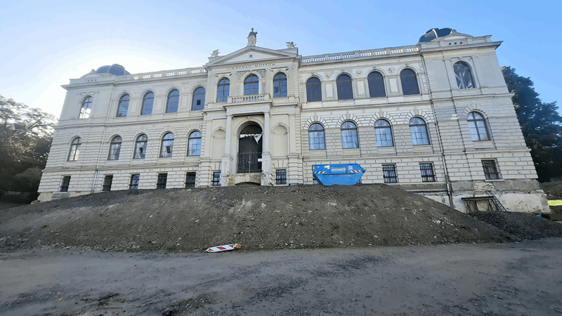 Erdwall vorm Lindenau-Museum Altenburg. (Foto: Landratsamt)